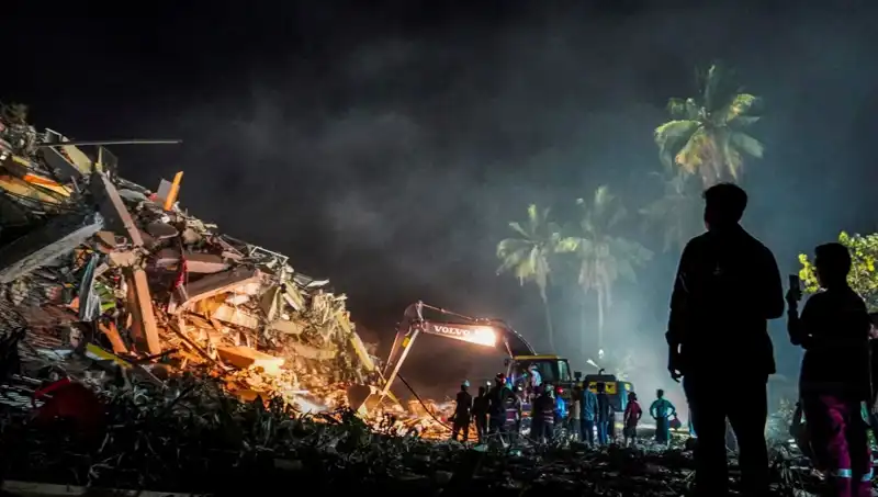 Myanmar'daki Deprem Felaketinde Enkazdan Sağ Çıkanların Hikayesi