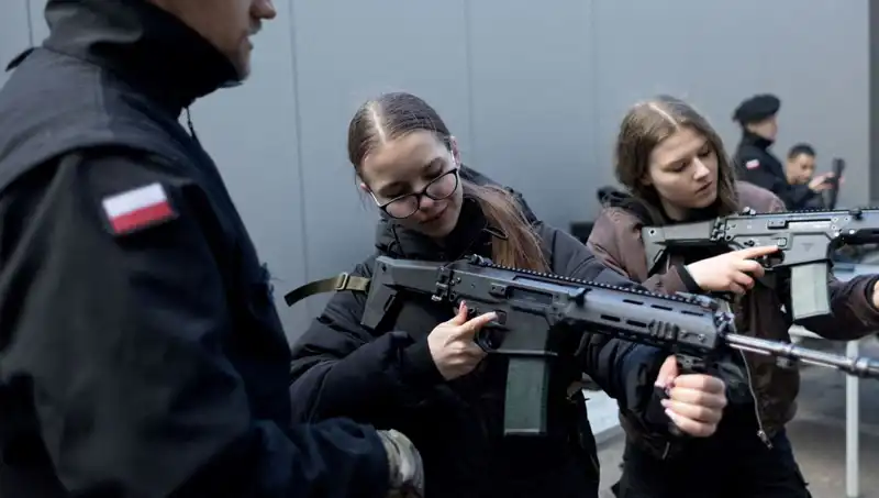 Polonya, Savaş Hazırlıklarını Artırarak Sivilleri Askeri Eğitime Davet Ediyor