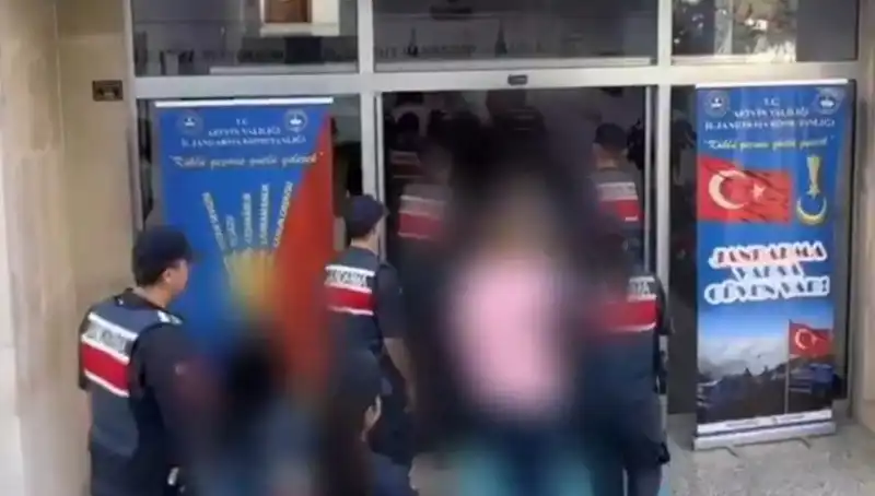 FETÖ Operasyonları Tüm Türkiye'yi Sardı: 65 Kişi Tutuklandı