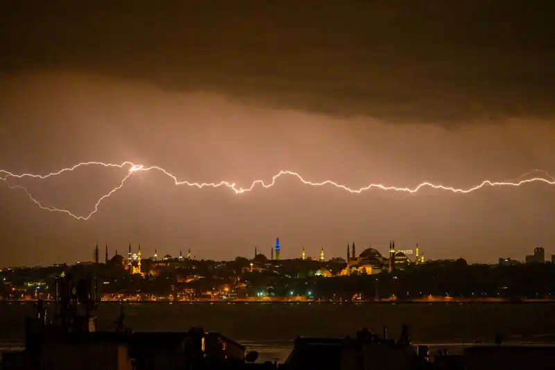 İstanbul'da Sıcaklık Şok Edici Bir Şekilde Düşecek! Kar Yağışı Bekleniyor