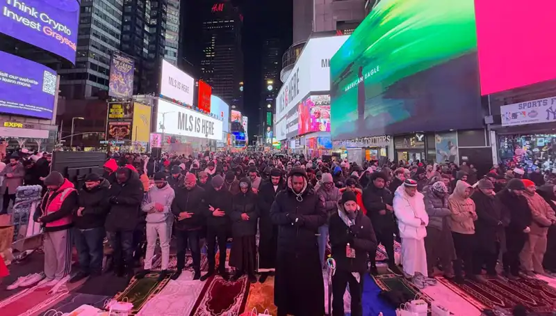 New York Times Meydanı’nda Muhteşem Teravih Namazı Coşkusu
