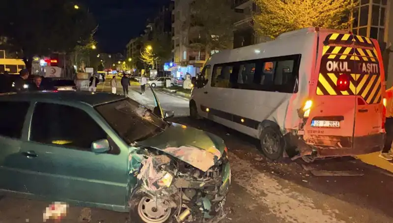 Aniden Ortaya Çıkan Kaza: Servis Minibüsüne Çarpan Araçta 6 Yaralı