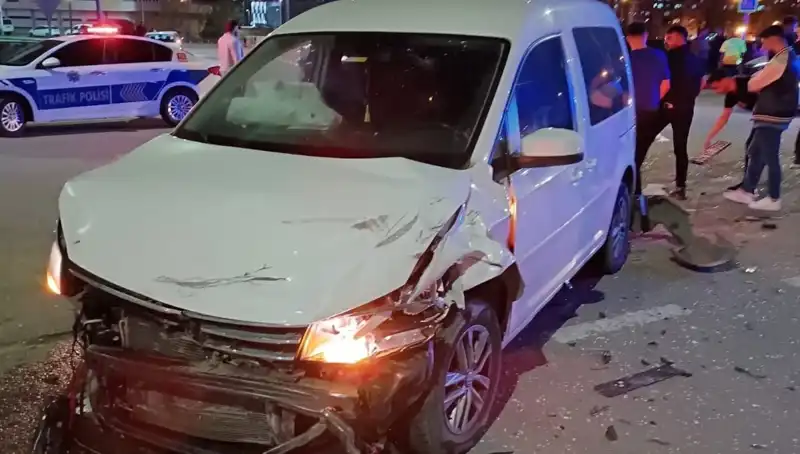 Batman'da Trafik Kazası: Otomobil ile Hafif Ticari Araç Çarpıştı, 7 Yaralı
