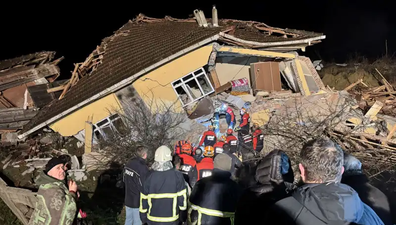 Sinop'ta Heyelan Korkusu: 3 Ev Yıkıldı, 50'den Fazla Aile Tehlikede