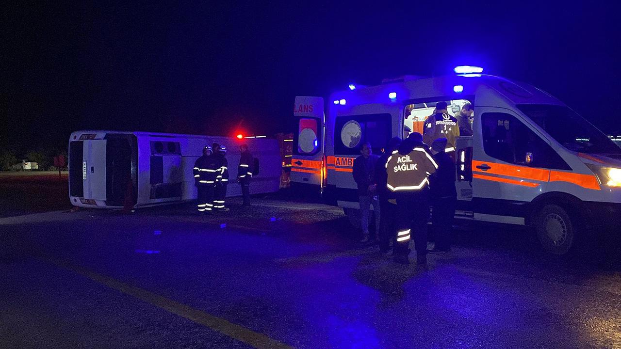 Cenazeye giden midibüs devrildi: 1 ölü, 23 yaralı