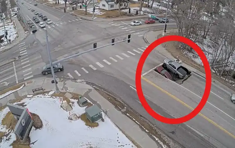 ABD'de Yer Altında Oluşan Dev Çukur, Araçları Yuttu!