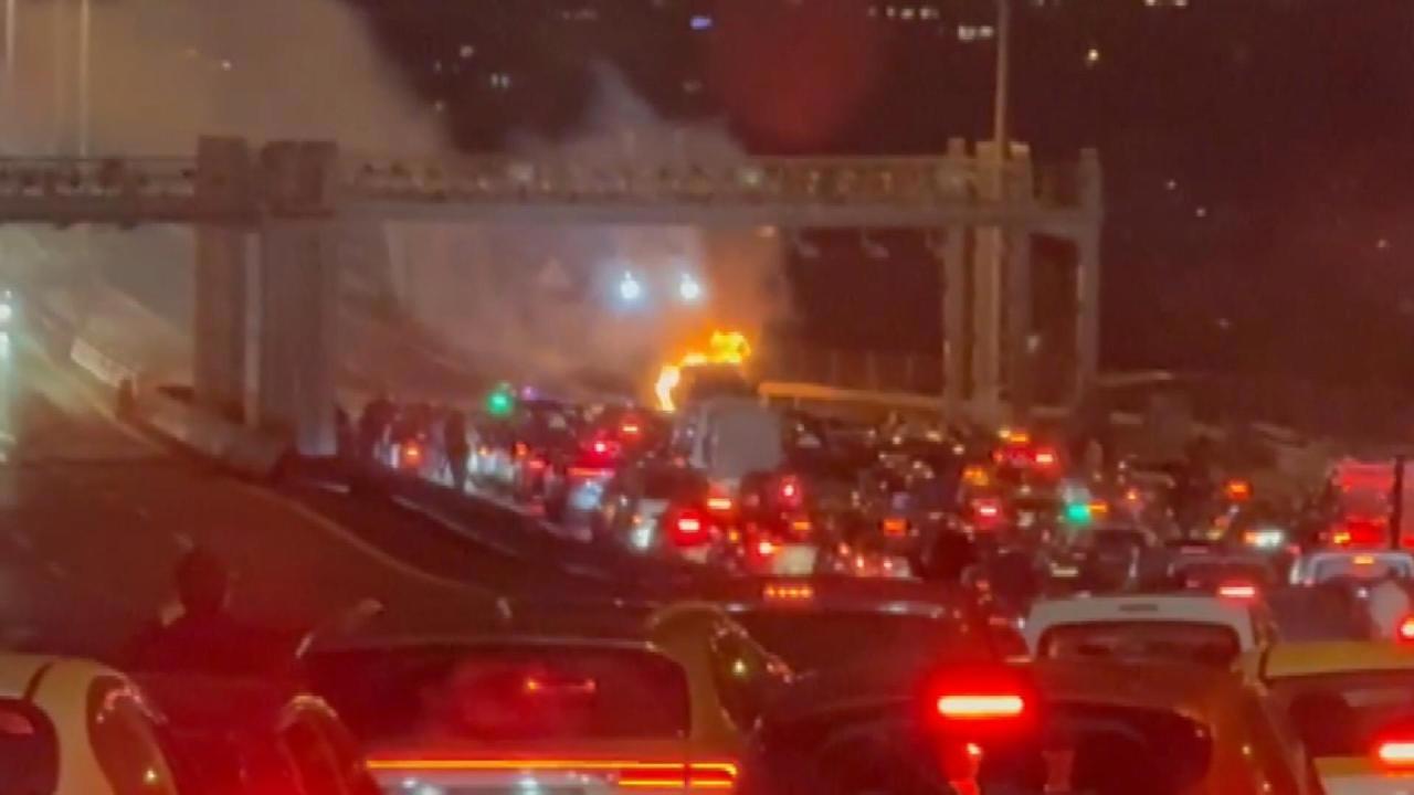 15 Temmuz Şehitler Köprüsü'nde Otomobilde Yangın Çıktı ve Söndürüldü