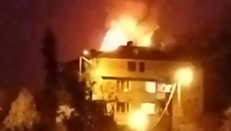Saman Dolu Çatı Alev Alev Yandı, Mahalleli Yangın Ortasında Kalmaktan Korktu!