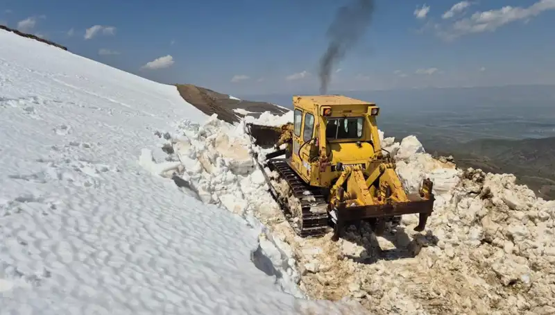 Nisan Ayında İki Metreyi Aşan Kar, Yol Açma Çalışmalarını Zorlaştırdı